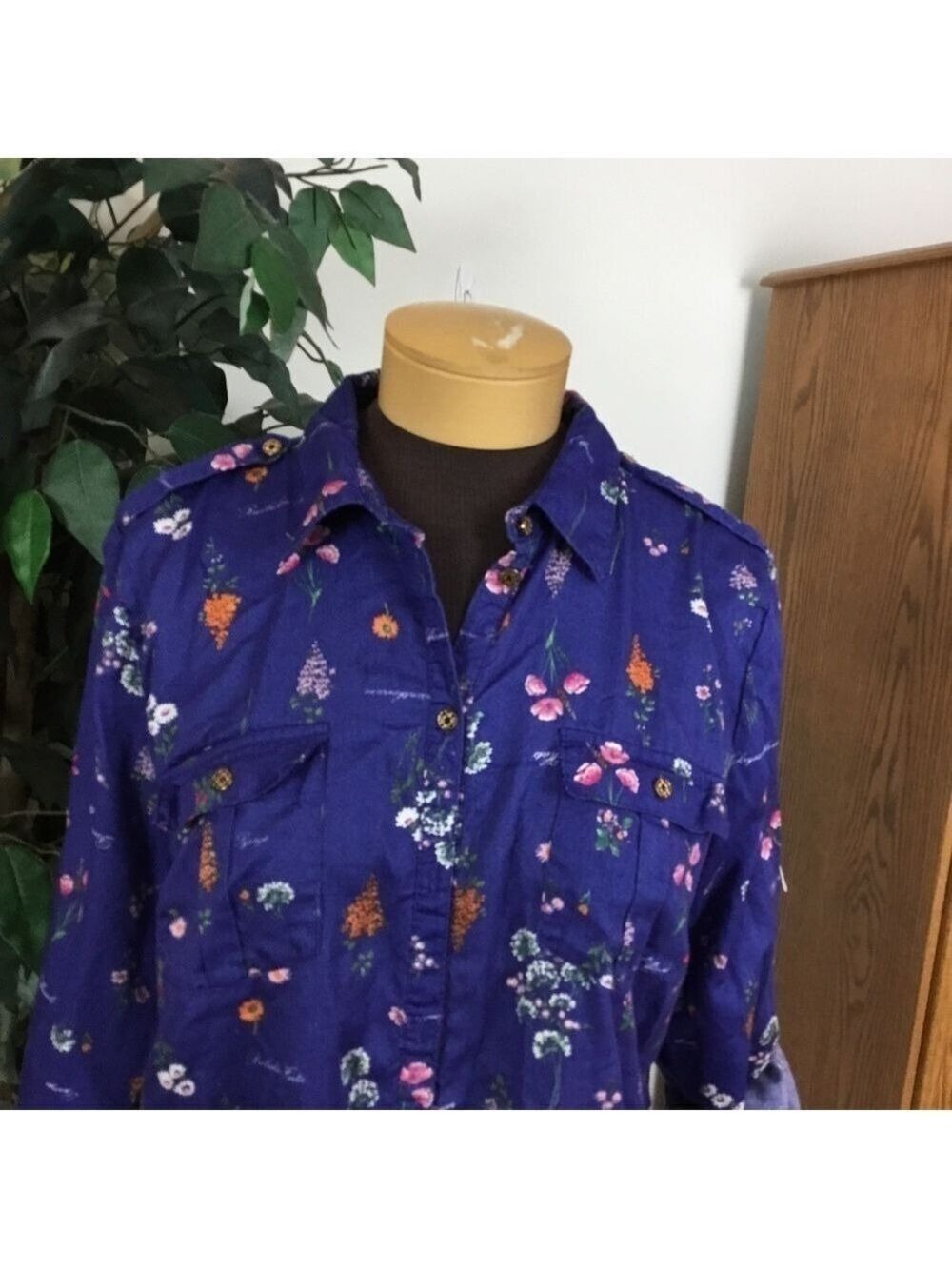 JACLYN Smith XL royal blue floral button down roll sleeve top - Picture 4 of 16